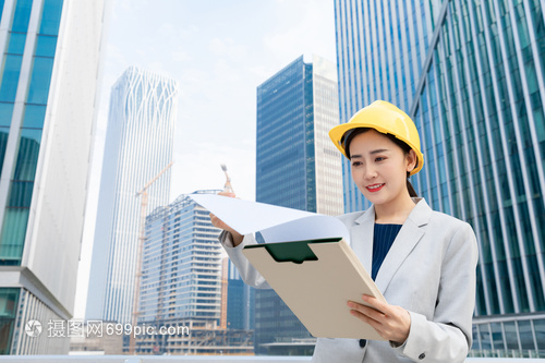 女性建筑工程师美女户外办公